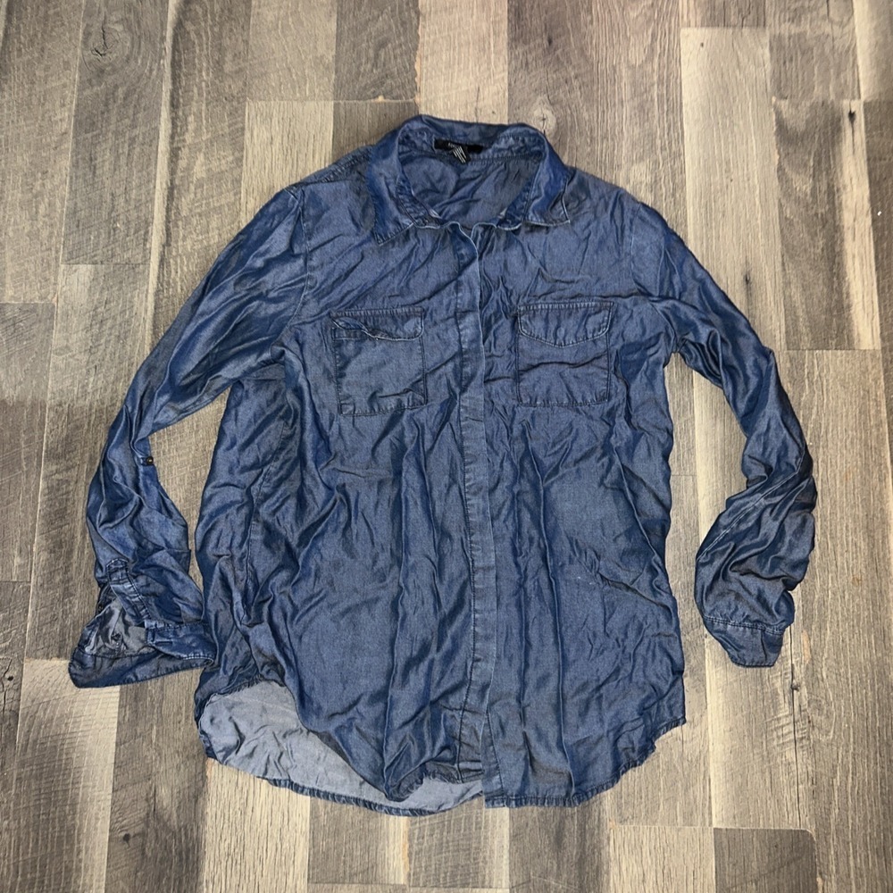 Forever 21 Women's Long‎ Sleeve Button Up Top.  Denim Blue Size Large